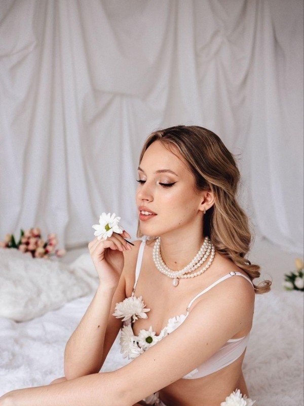 Аня привлекательная девушка из Северской цена от 7000 руб